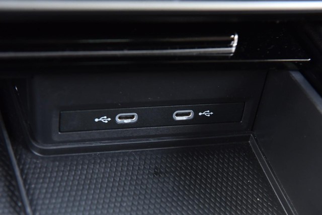Volkswagen Atlas Cross Sport Vehicle Image 16