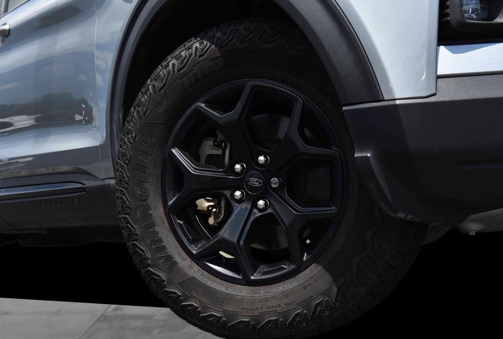 Ford Explorer Vehicle Full-screen Gallery Image 3