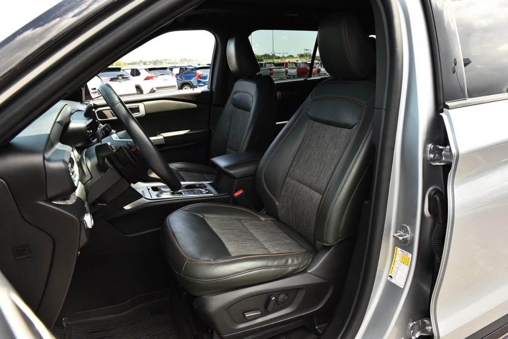 Ford Explorer Vehicle Full-screen Gallery Image 19