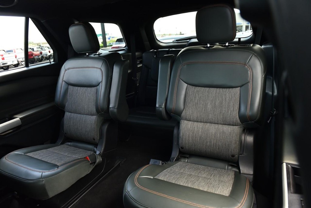 Ford Explorer Vehicle Full-screen Gallery Image 22