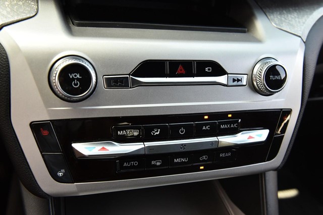 Ford Explorer Vehicle Image 14
