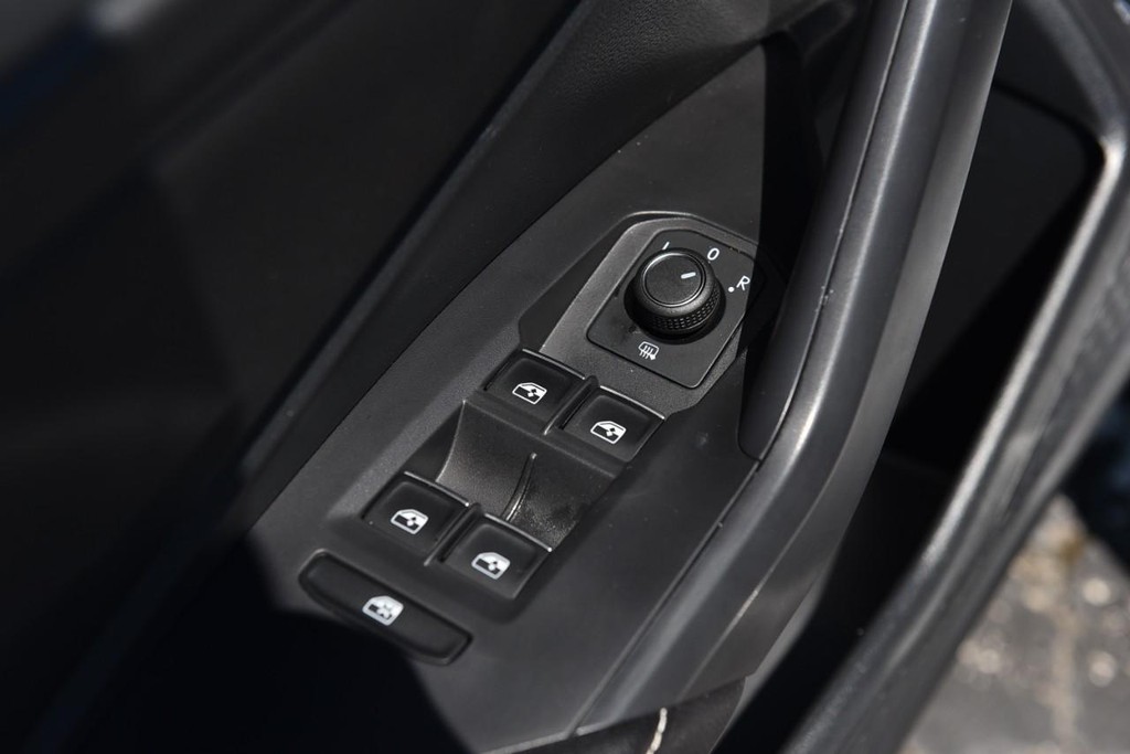 Volkswagen Jetta Vehicle Full-screen Gallery Image 8