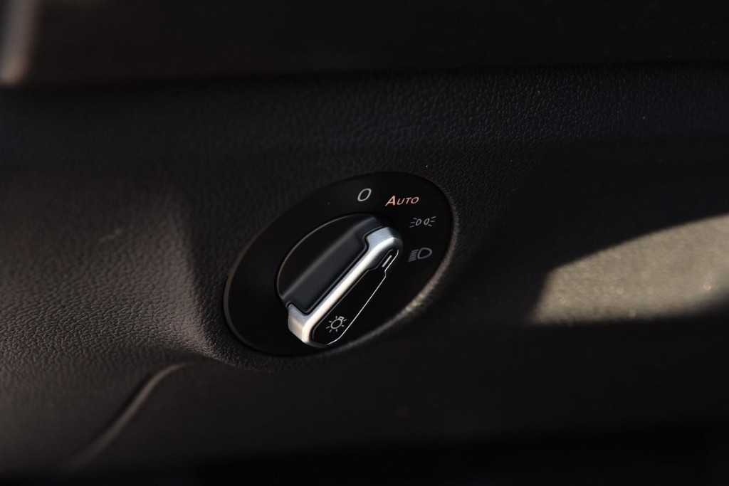 Volkswagen Jetta Vehicle Full-screen Gallery Image 10