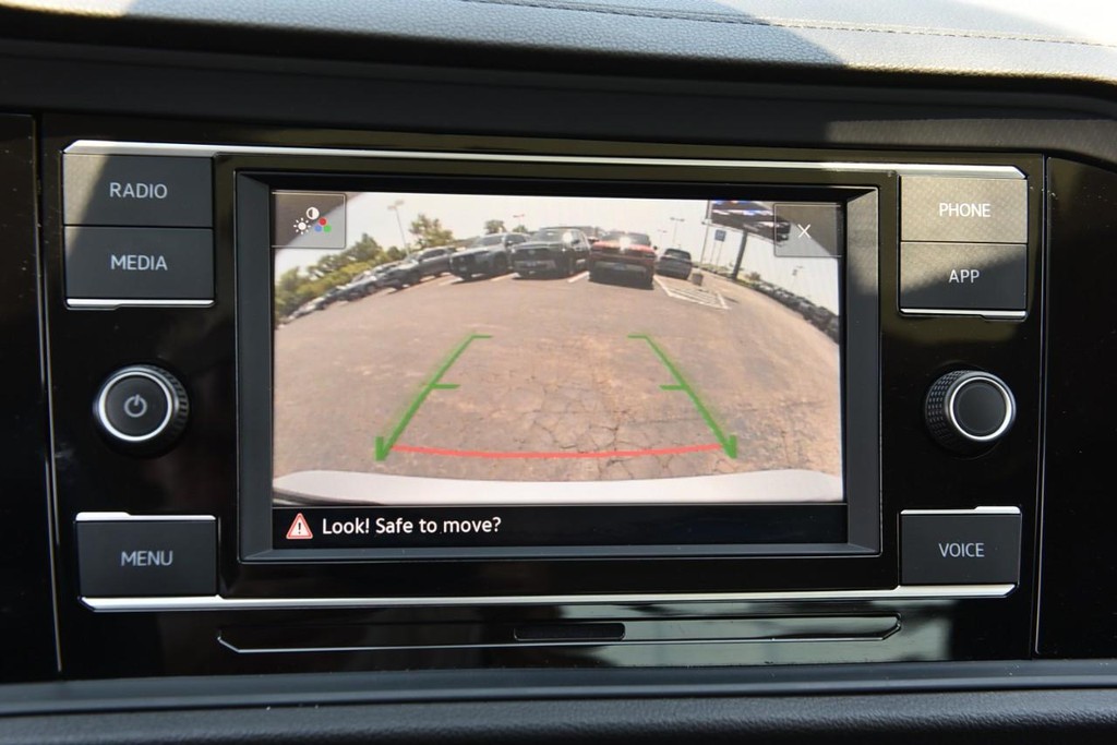 Volkswagen Jetta Vehicle Full-screen Gallery Image 12