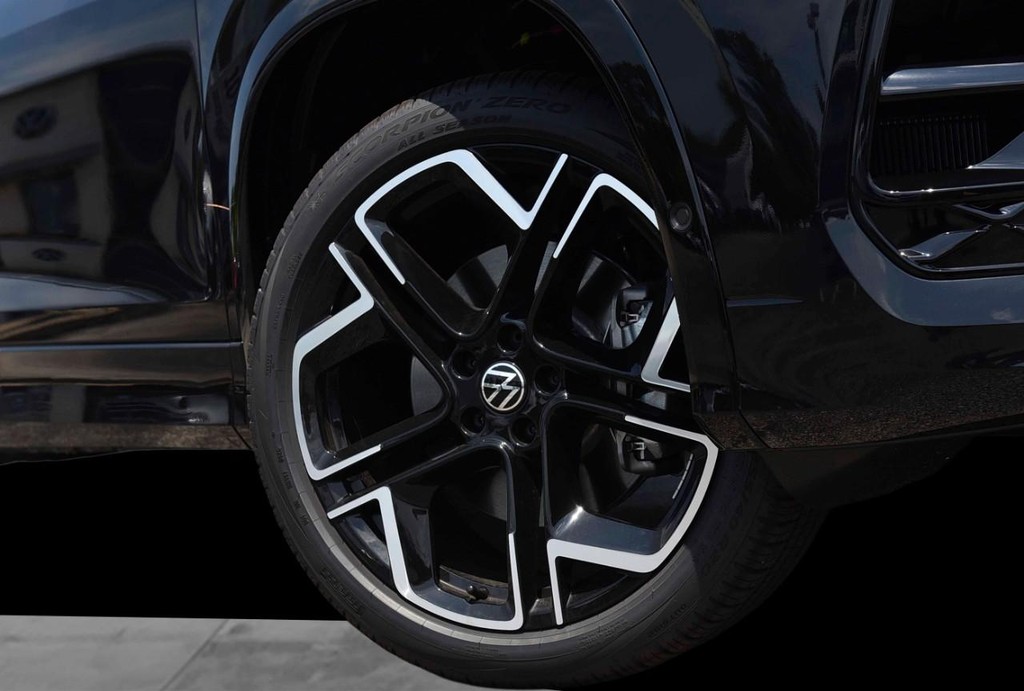Volkswagen Tiguan Vehicle Full-screen Gallery Image 3