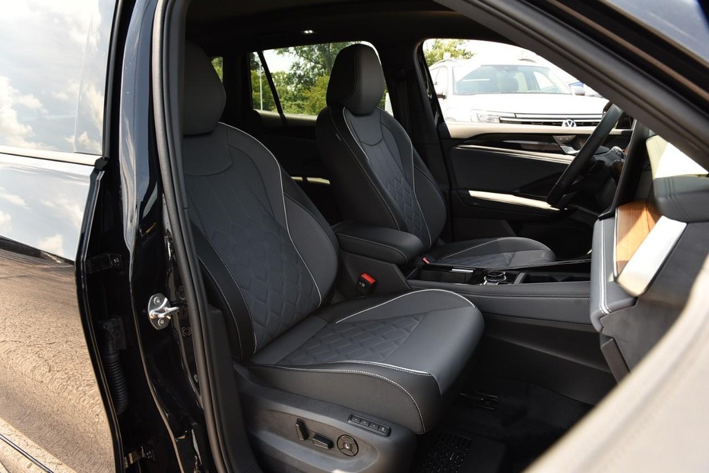Volkswagen Tiguan Vehicle Full-screen Gallery Image 20