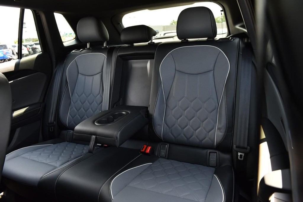 Volkswagen Tiguan Vehicle Full-screen Gallery Image 22