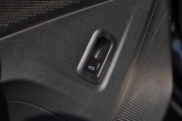 Volkswagen Tiguan Vehicle Image 09
