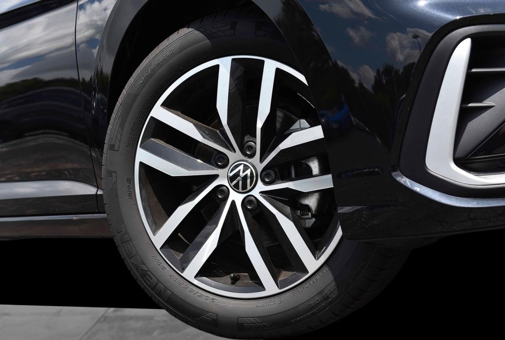 Volkswagen Jetta Vehicle Full-screen Gallery Image 3