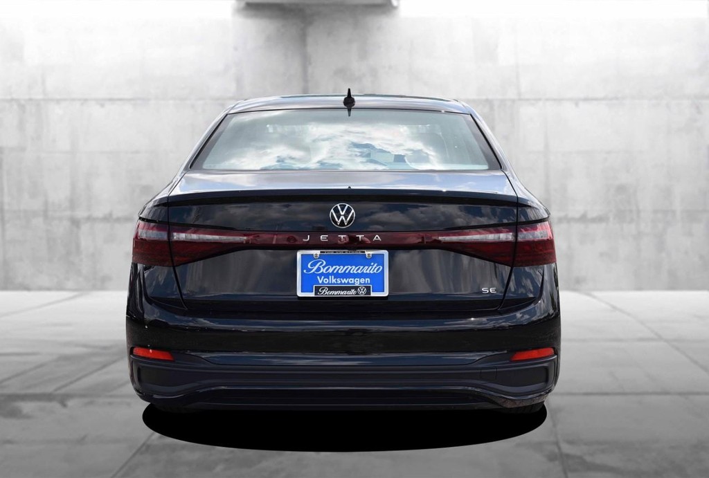 Volkswagen Jetta Vehicle Full-screen Gallery Image 6