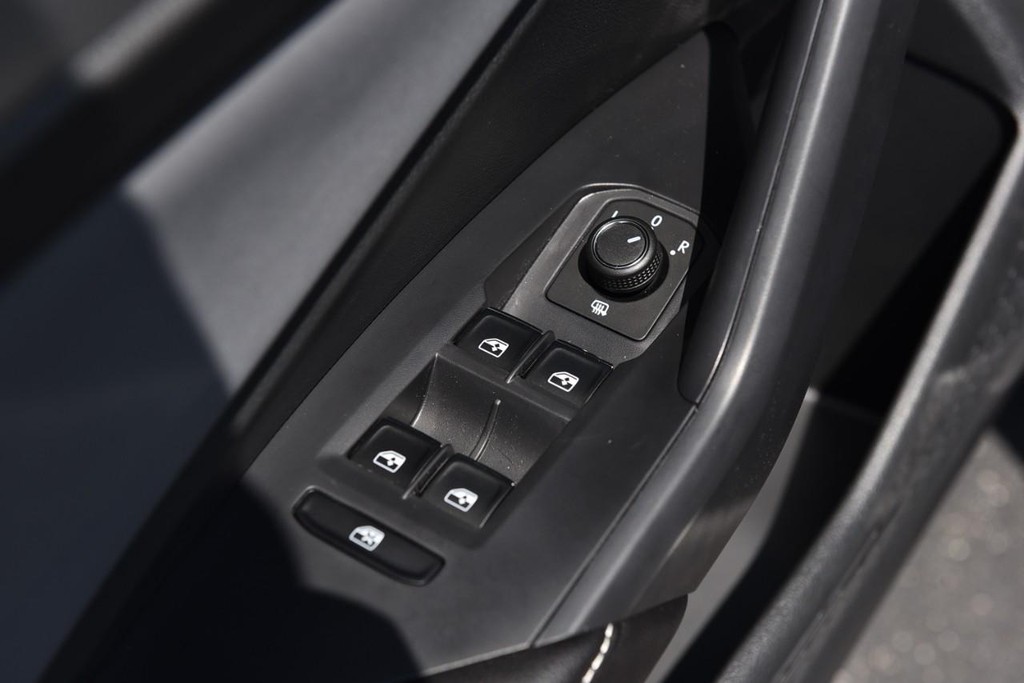 Volkswagen Jetta Vehicle Full-screen Gallery Image 8