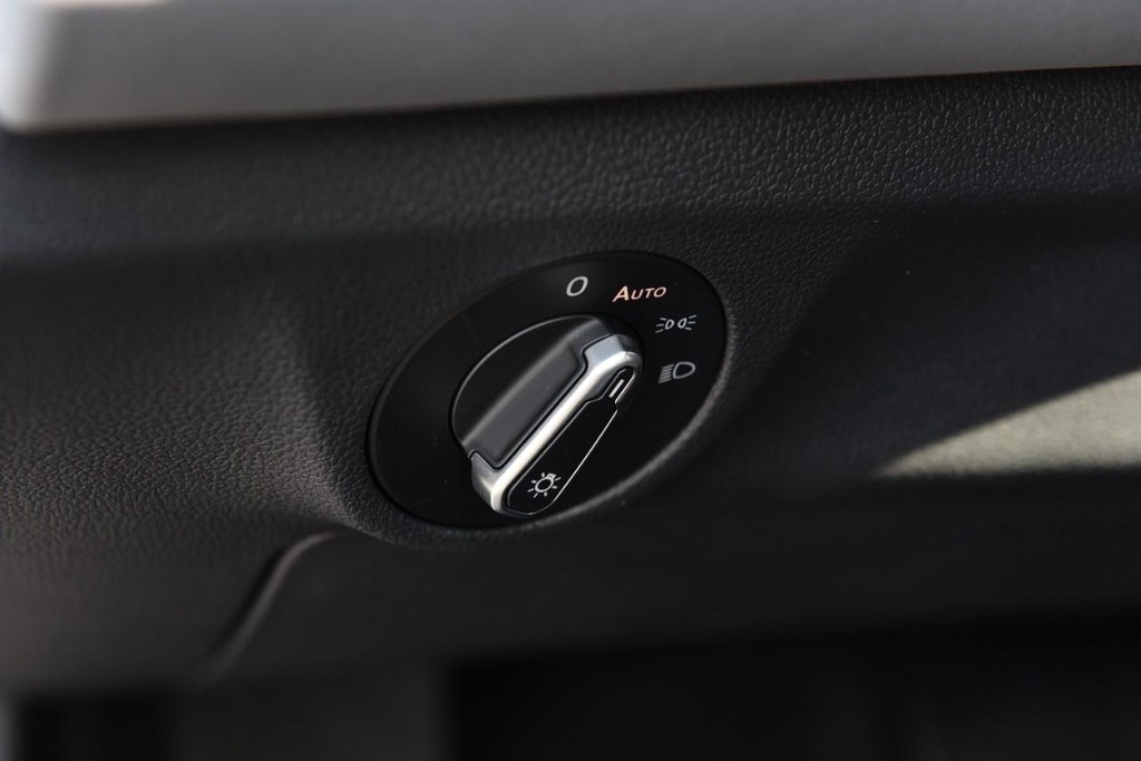 Volkswagen Jetta Vehicle Full-screen Gallery Image 11