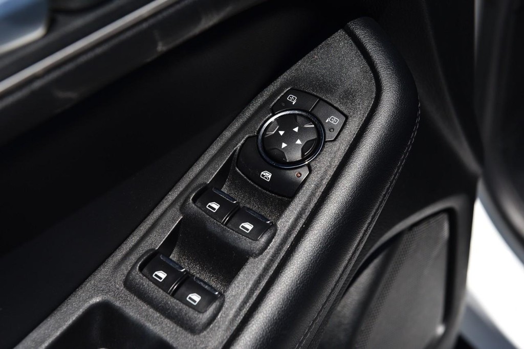 Ford Edge Vehicle Full-screen Gallery Image 08