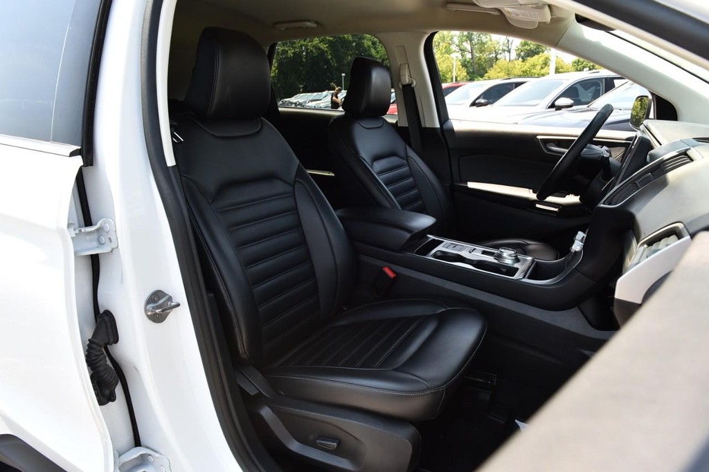 Ford Edge Vehicle Full-screen Gallery Image 19