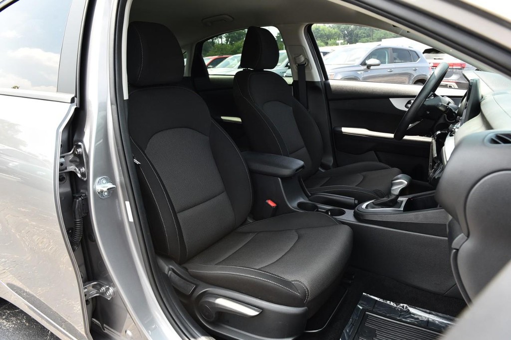 Kia Forte Vehicle Full-screen Gallery Image 19