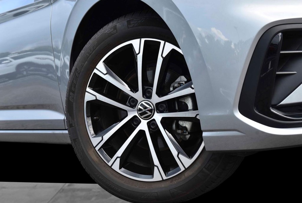 Volkswagen Jetta Vehicle Full-screen Gallery Image 3