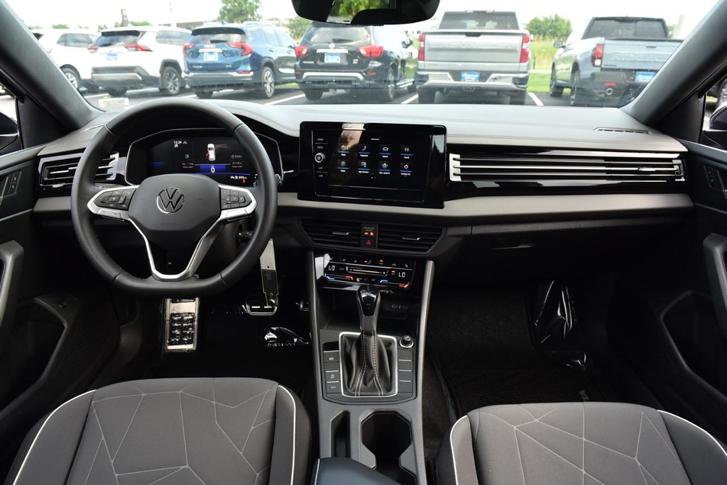 Volkswagen Jetta Vehicle Full-screen Gallery Image 7