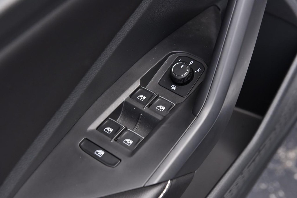 Volkswagen Jetta Vehicle Full-screen Gallery Image 8