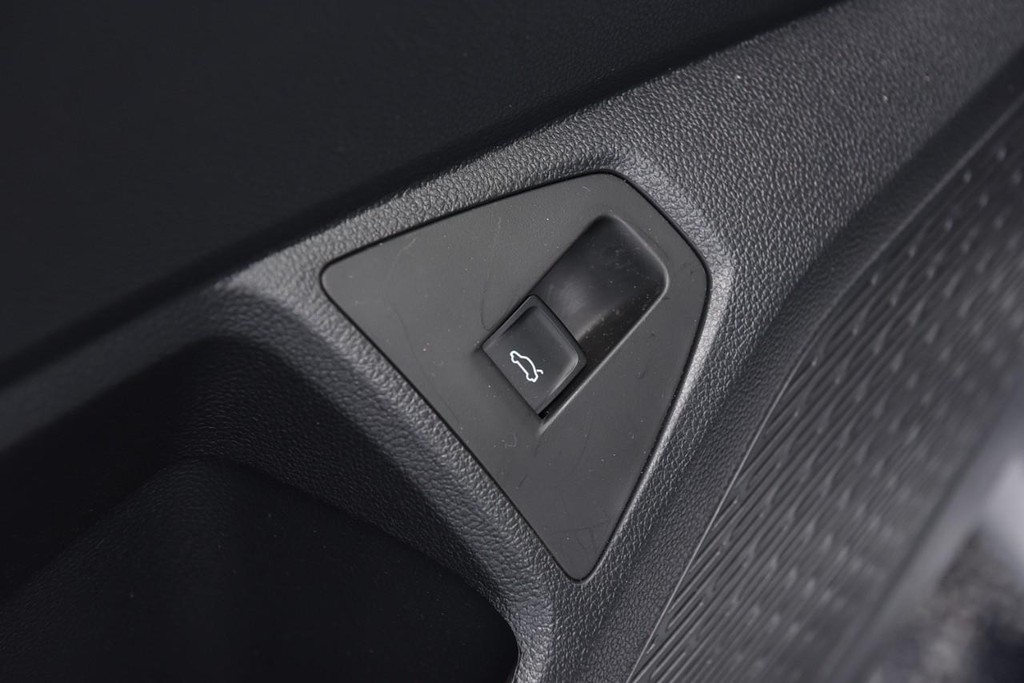 Volkswagen Jetta Vehicle Full-screen Gallery Image 9