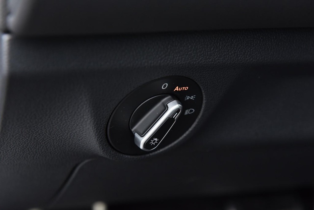 Volkswagen Jetta Vehicle Full-screen Gallery Image 11