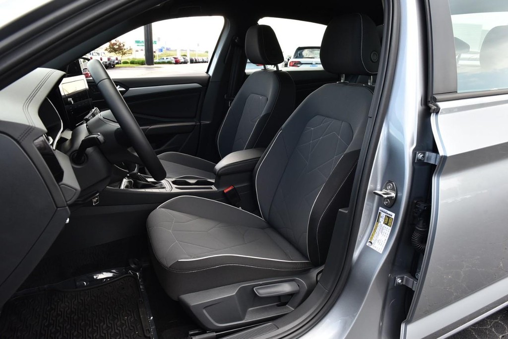 Volkswagen Jetta Vehicle Full-screen Gallery Image 19