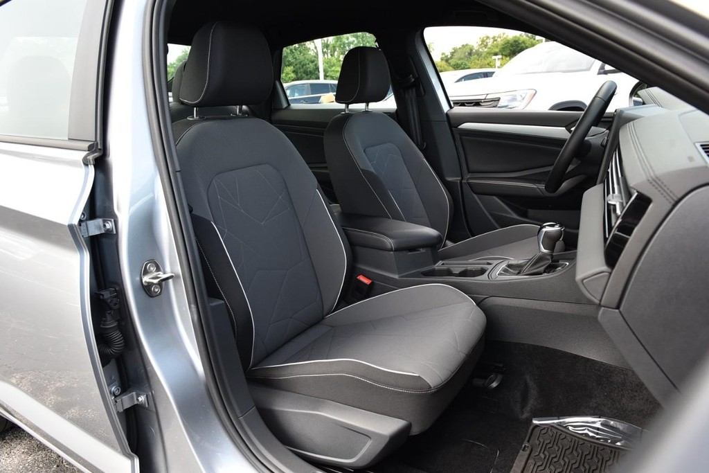 Volkswagen Jetta Vehicle Full-screen Gallery Image 20
