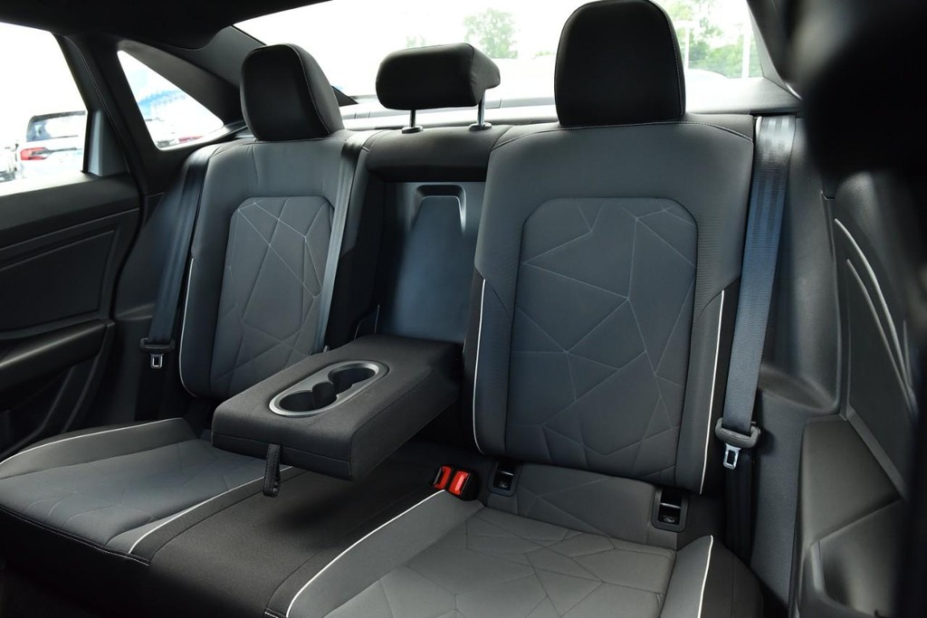 Volkswagen Jetta Vehicle Full-screen Gallery Image 21