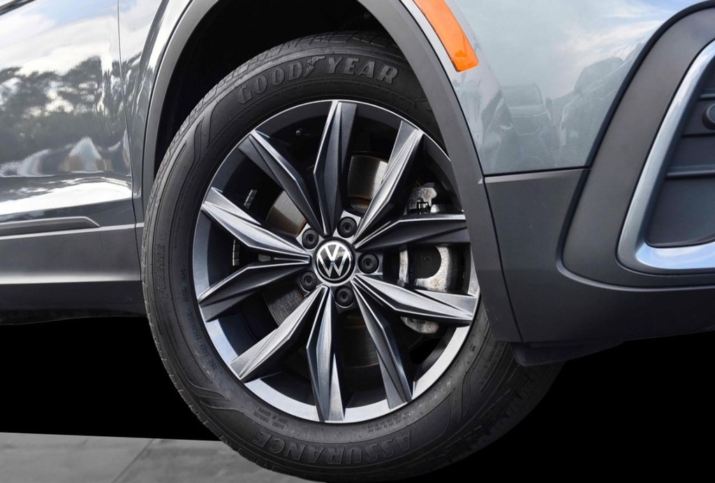 Volkswagen Tiguan Vehicle Full-screen Gallery Image 3
