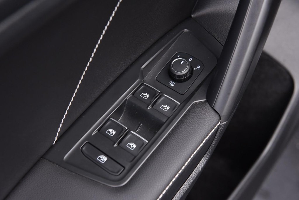Volkswagen Tiguan Vehicle Full-screen Gallery Image 8