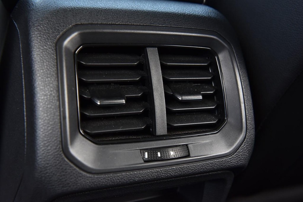 Volkswagen Tiguan Vehicle Full-screen Gallery Image 22