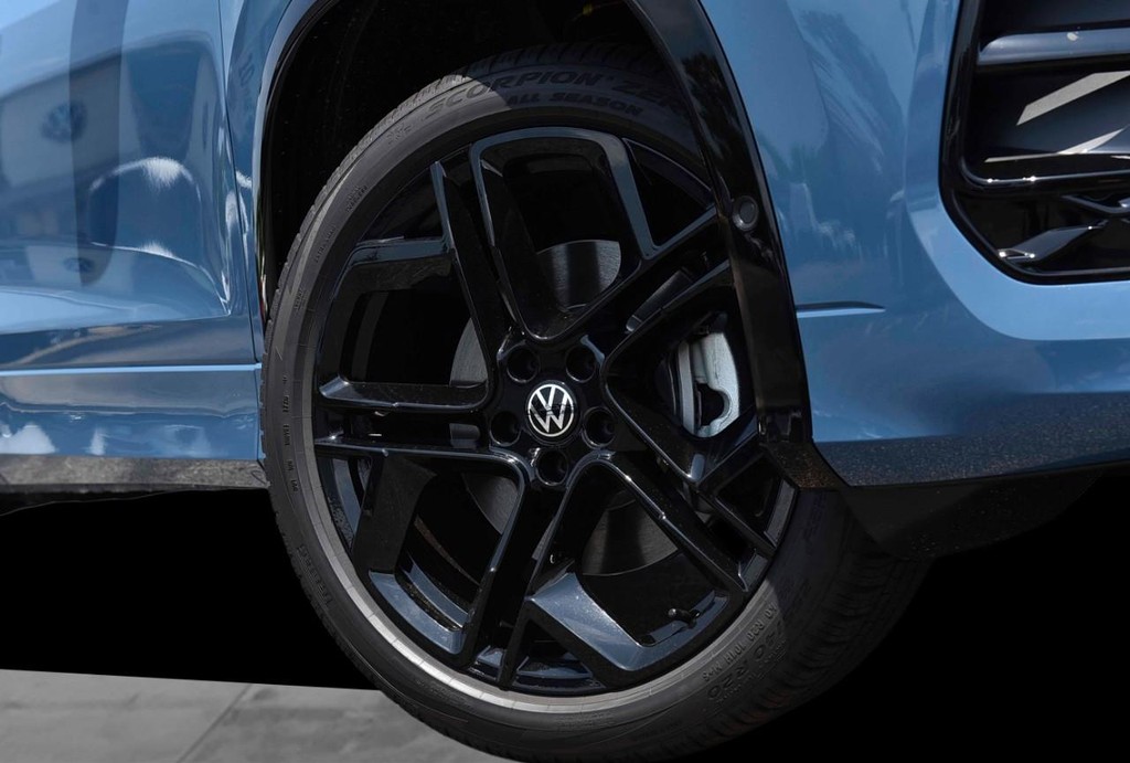 Volkswagen Tiguan Vehicle Full-screen Gallery Image 3