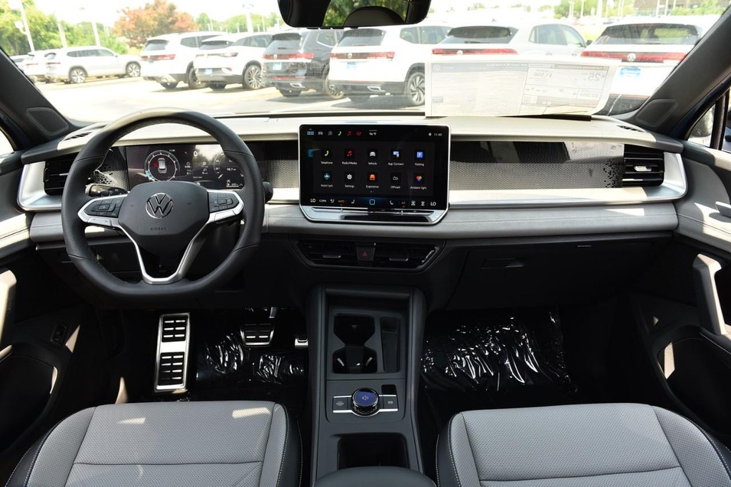 Volkswagen Tiguan Vehicle Full-screen Gallery Image 7