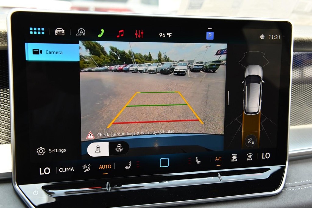 Volkswagen Tiguan Vehicle Full-screen Gallery Image 13