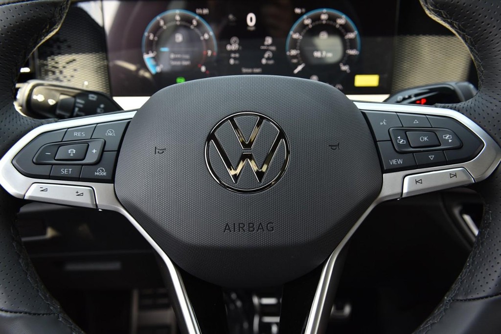 Volkswagen Tiguan Vehicle Full-screen Gallery Image 18