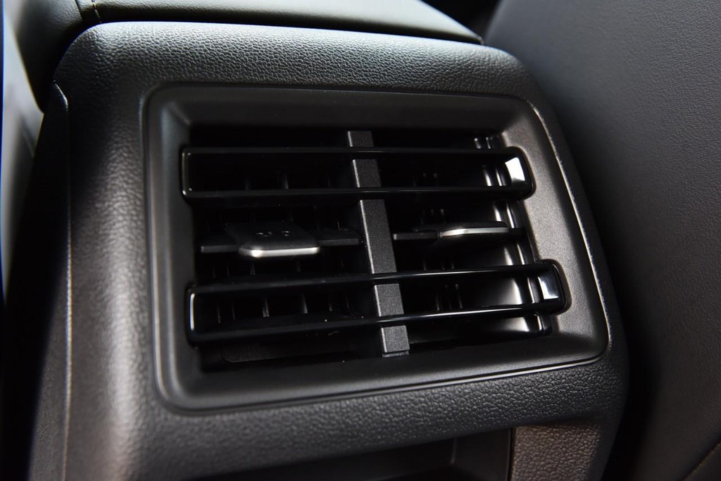 Volkswagen Tiguan Vehicle Full-screen Gallery Image 23