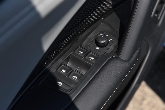 Volkswagen Tiguan Vehicle Image 08