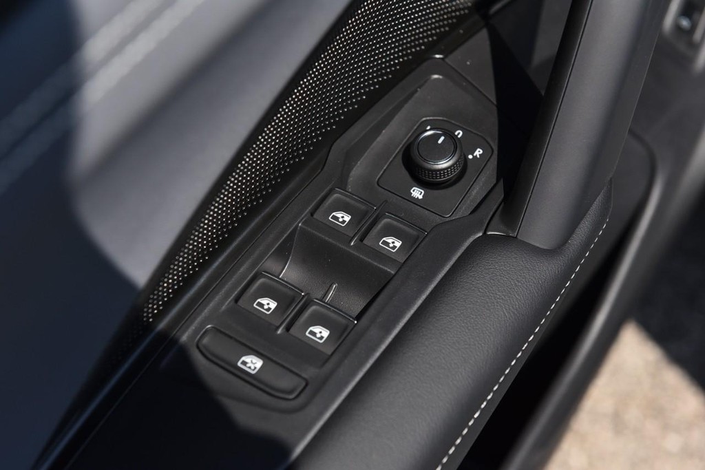 Volkswagen Tiguan Vehicle Full-screen Gallery Image 8