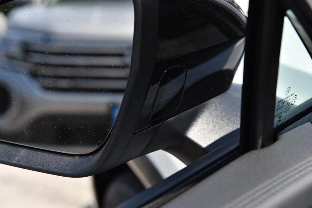 Volkswagen Tiguan Vehicle Full-screen Gallery Image 10
