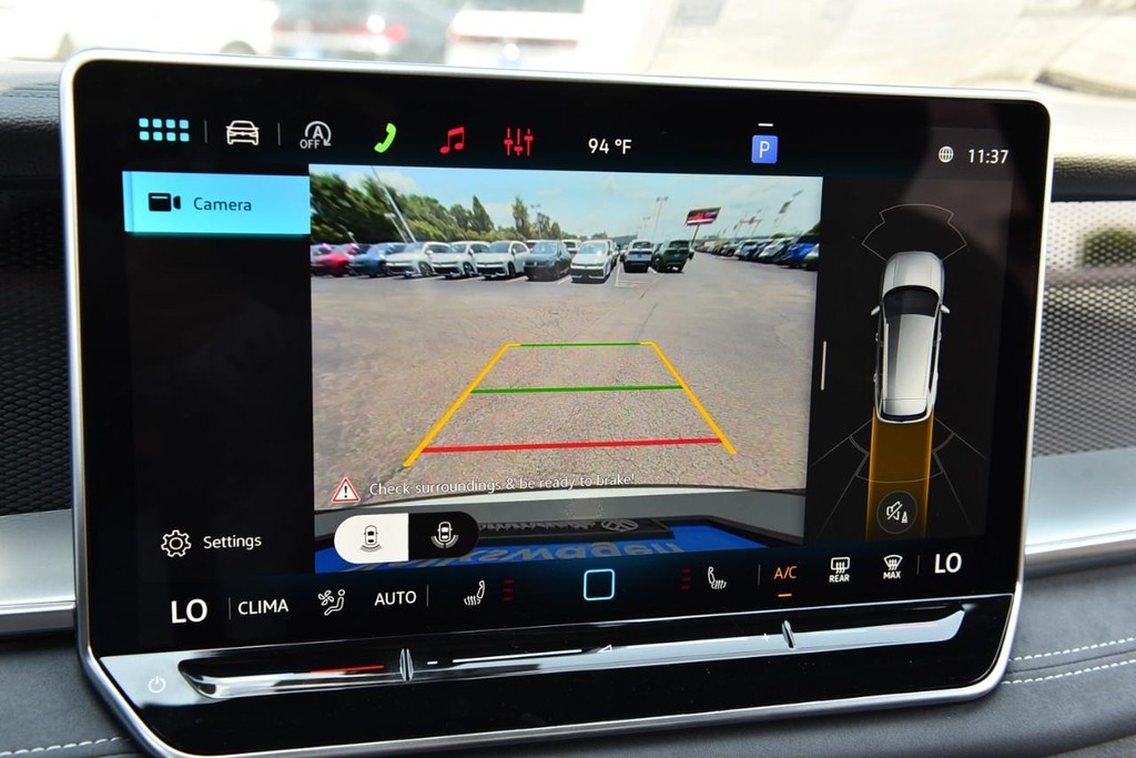 Volkswagen Tiguan Vehicle Full-screen Gallery Image 13
