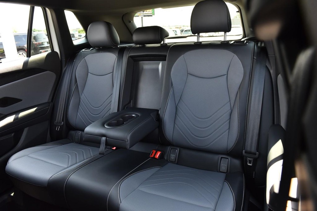 Volkswagen Tiguan Vehicle Full-screen Gallery Image 22