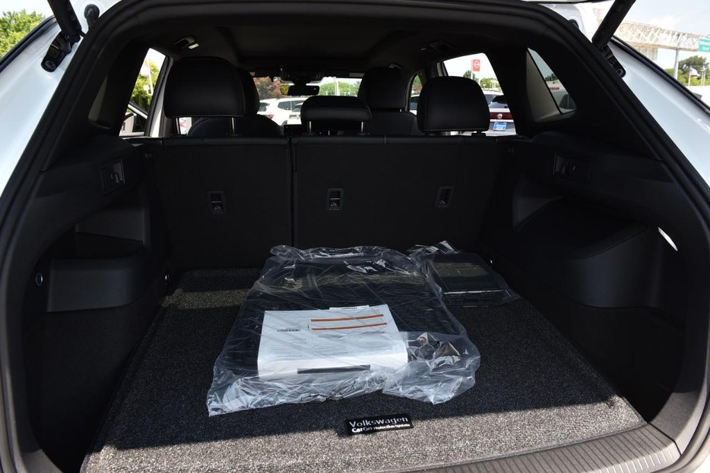 Volkswagen Tiguan Vehicle Full-screen Gallery Image 25