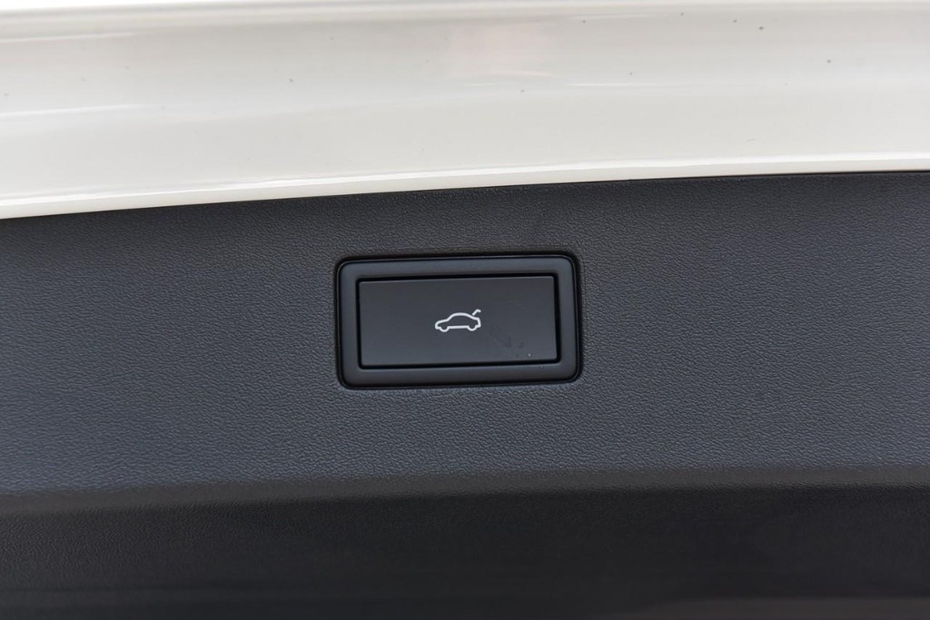 Volkswagen Tiguan Vehicle Full-screen Gallery Image 26