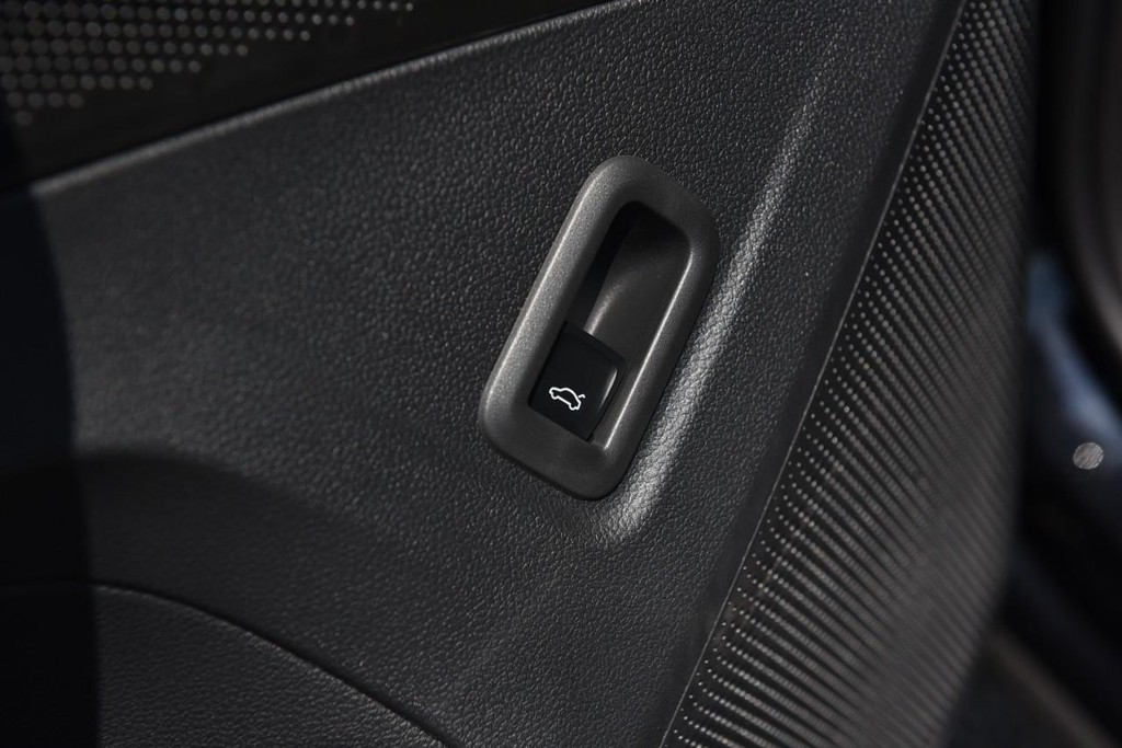 Volkswagen Tiguan Vehicle Full-screen Gallery Image 9
