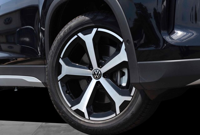 Volkswagen Tiguan Vehicle Image 03
