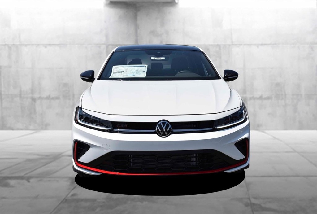 Volkswagen Jetta GLI Vehicle Full-screen Gallery Image 4
