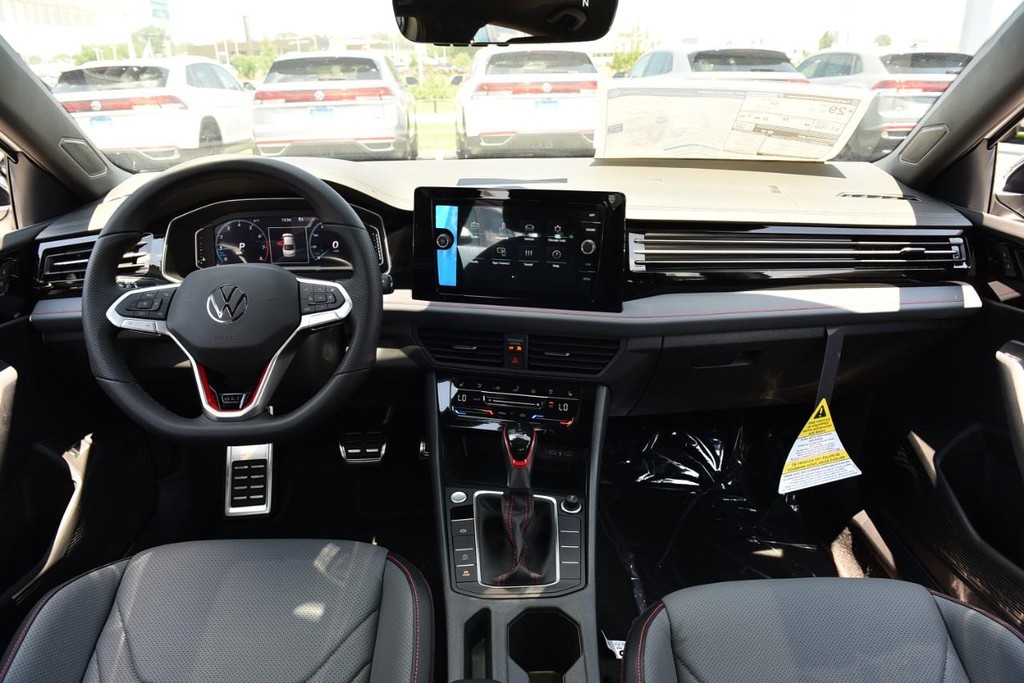 Volkswagen Jetta GLI Vehicle Full-screen Gallery Image 7