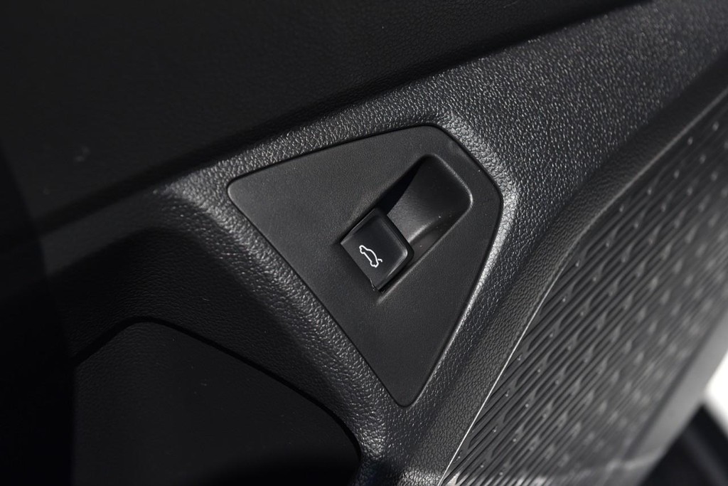Volkswagen Jetta GLI Vehicle Full-screen Gallery Image 9