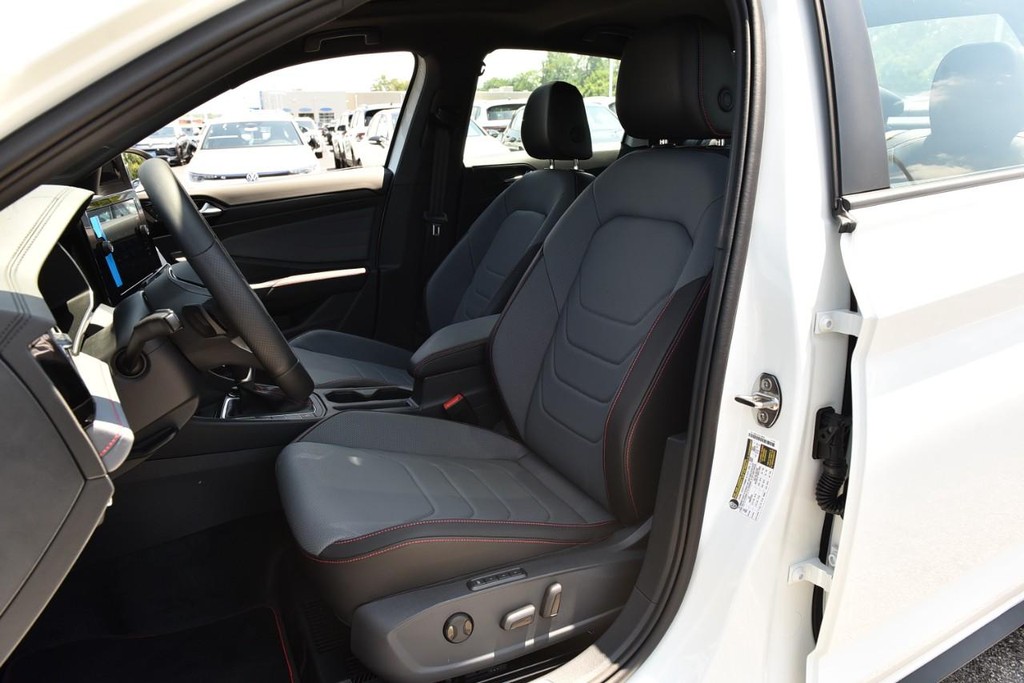 Volkswagen Jetta GLI Vehicle Full-screen Gallery Image 20