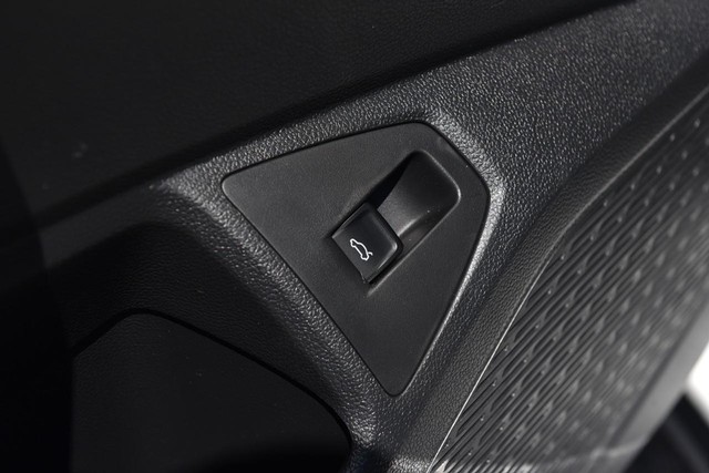 Volkswagen Jetta GLI Vehicle Image 09