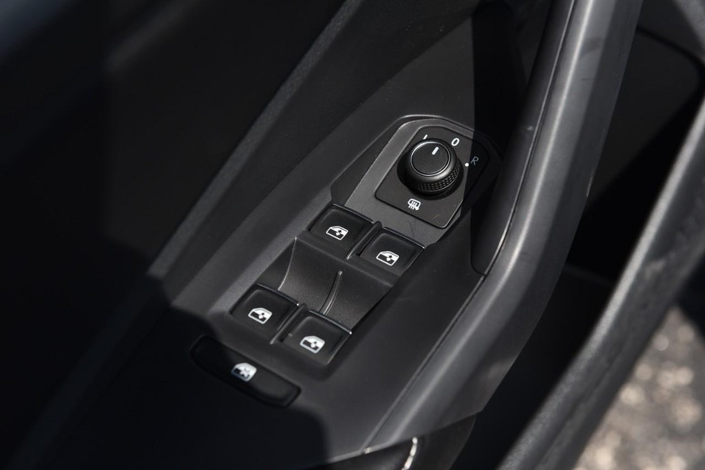 Volkswagen Jetta Vehicle Full-screen Gallery Image 8